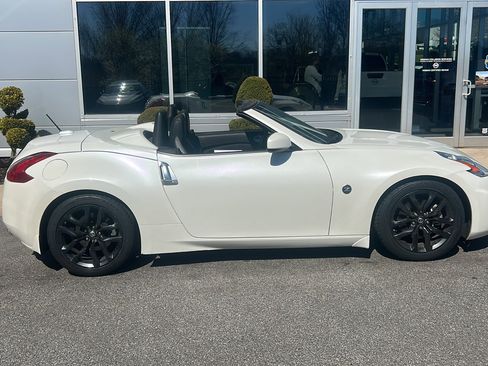 Used 2016 Nissan 370Z Touring image 5
