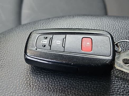 Used 2025 Toyota RAV4 XLE FWD image 28