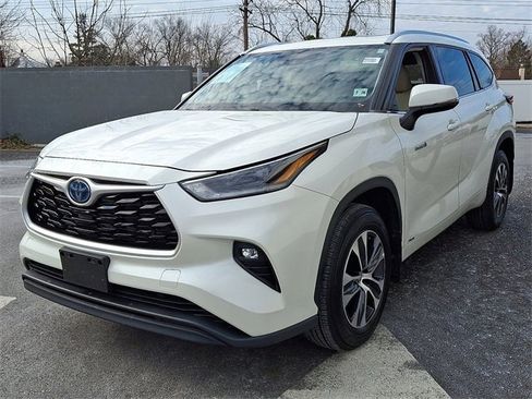 Certified 2021 Toyota Highlander XLE image 3