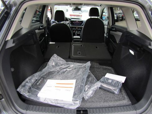 New 2024 Volkswagen Taos SE image 9