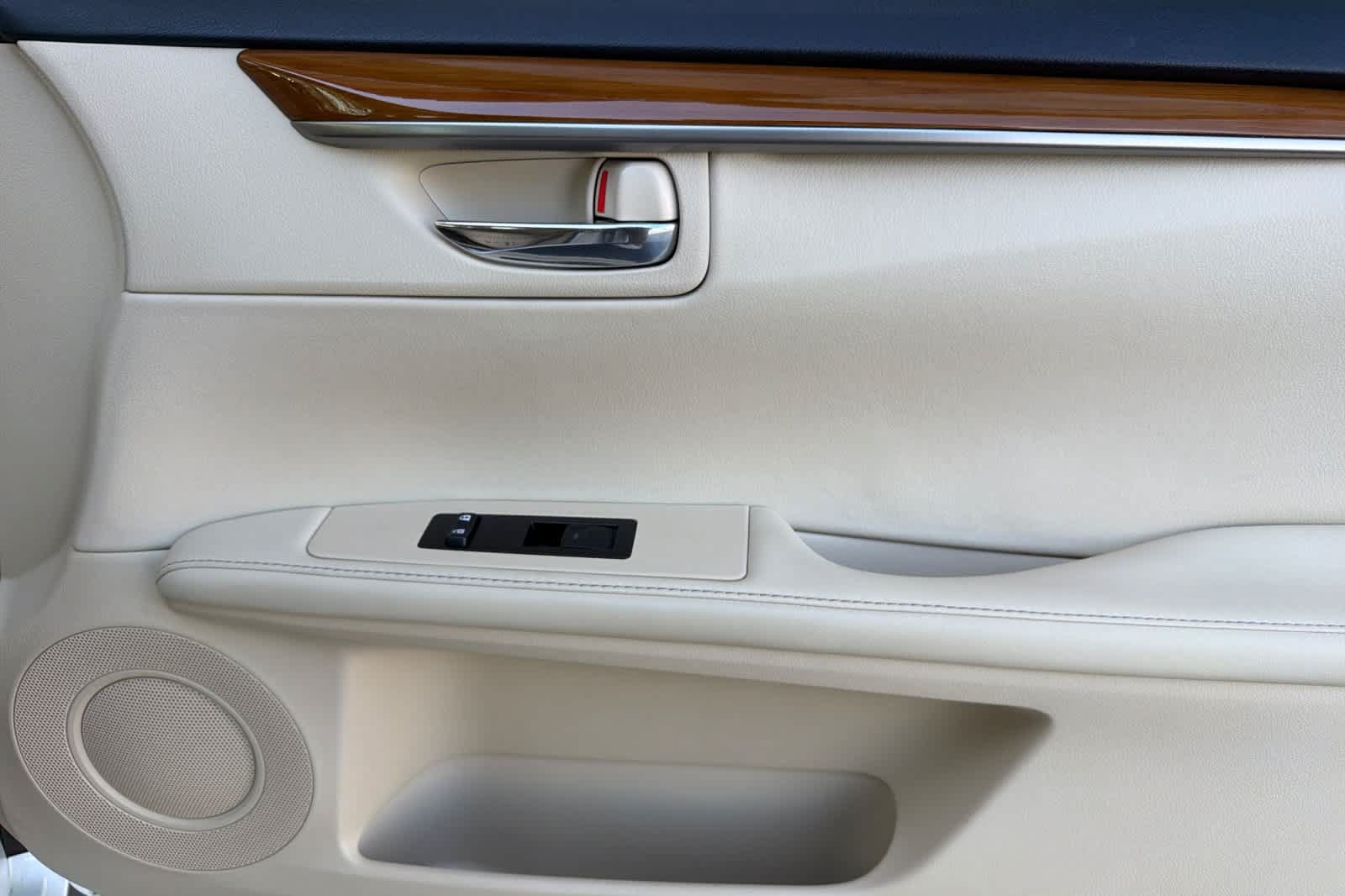Used 2015 Lexus ES 300h w/ Navigation System Package FWD image 18