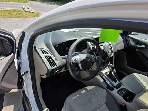 Used 2013 Ford Focus SE w/ SE Winter Pkg FWD image 9
