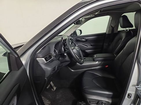 Used 2025 Toyota Highlander XLE AWD/4WD image 12