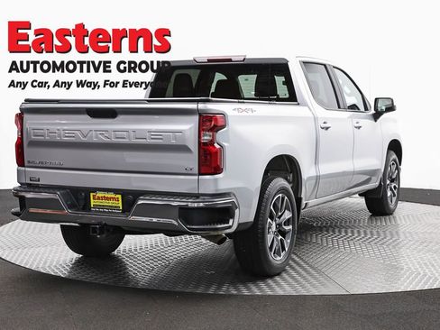 Used 2022 Chevrolet Silverado 1500 LT AWD/4WD image 5
