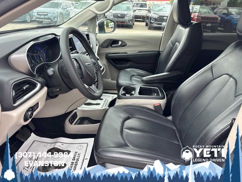 Used 2023 Chrysler Pacifica Touring-L FWD image 21
