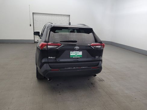Used 2021 Toyota RAV4 XLE AWD/4WD image 6
