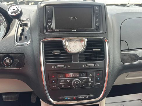Used 2016 Chrysler Town & Country Touring w/ Driver Convenience Group FWD image 24