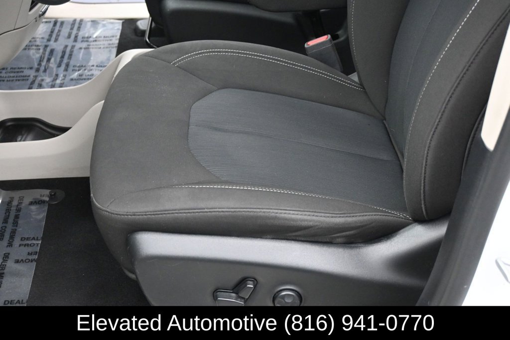 Used 2023 Chrysler Voyager LX FWD image 15