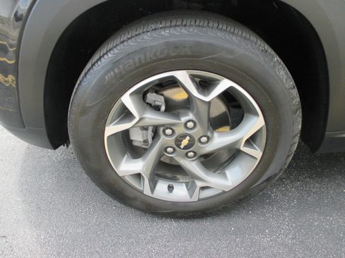 Used 2024 Chevrolet Trax LT w/ Sunroof Package image 9