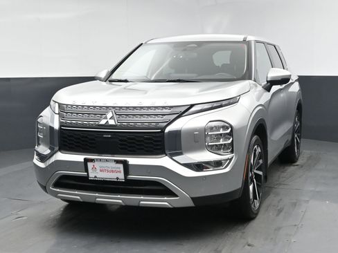 Used 2023 Mitsubishi Outlander SE image 1