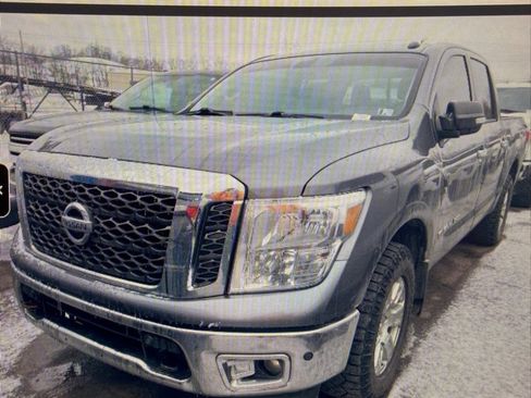 Used 2018 Nissan Titan SV w/ SV Convenience Package image 4