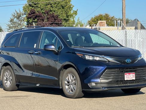 Used 2025 Toyota Sienna XLE FWD image 7