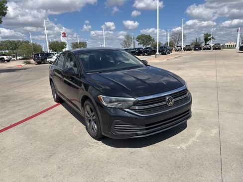 Used 2024 Volkswagen Jetta SE image 3