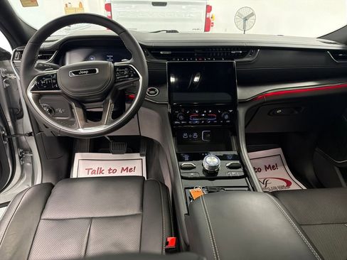 Used 2025 Jeep Grand Cherokee Overland w/ Luxury Tech Group IV AWD/4WD image 14
