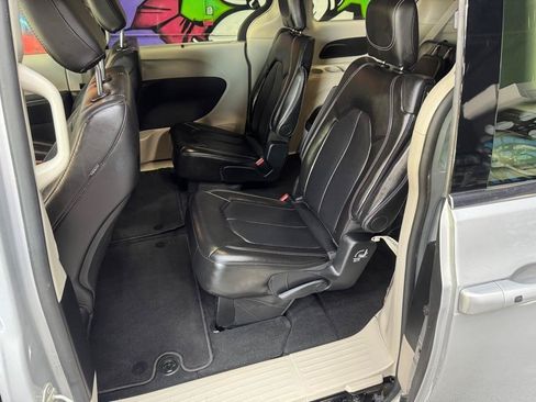 Used 2024 Chrysler Pacifica Touring-L FWD image 13