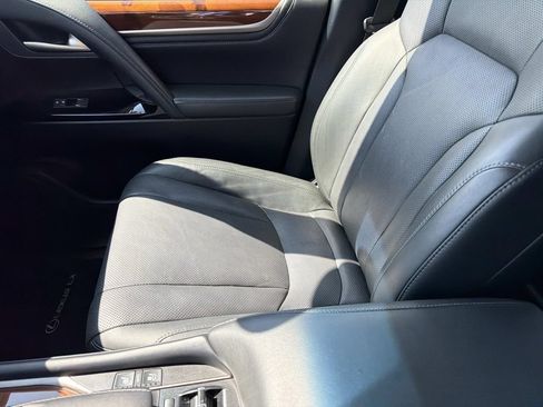 Used 2020 Lexus LX 570 4WD w/ Luxury Package image 16