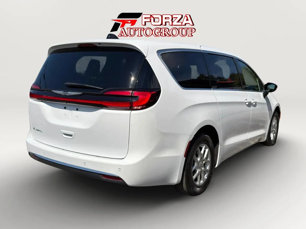 Used 2025 Chrysler Pacifica Select FWD image 4