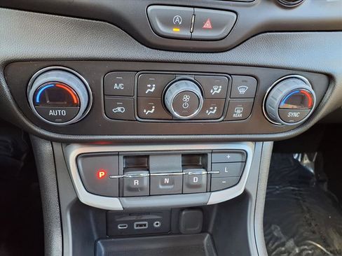 Used 2024 GMC Terrain SLT w/ Infotainment Package II image 7