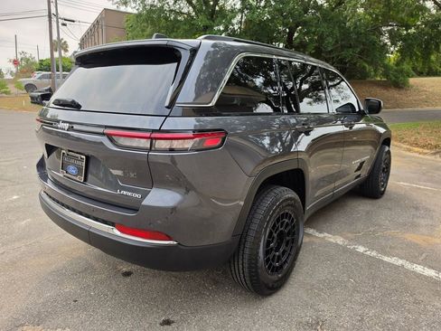Used 2025 Jeep Grand Cherokee Laredo w/ Luxury Tech Group I RWD image 3