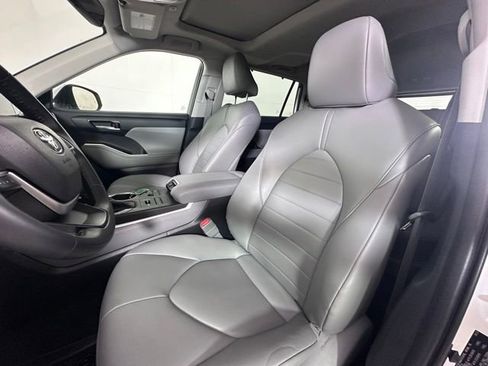 Used 2023 Toyota Highlander XLE AWD/4WD image 24