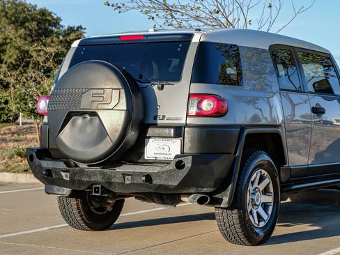 Used 2014 Toyota FJ Cruiser 4WD w/ Upgrade Package image 10