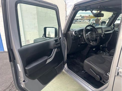 Used 2018 Jeep Wrangler Unlimited Rubicon w/ Connectivity Group image 16