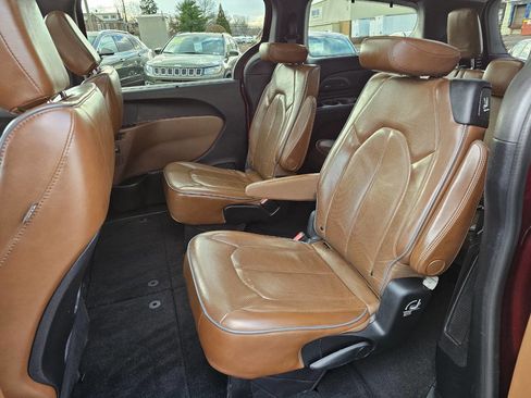 Used 2019 Chrysler Pacifica Limited w/ Tire & Wheel Group image 10