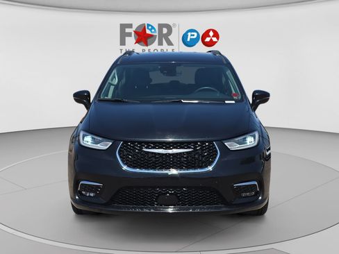 Used 2022 Chrysler Pacifica Touring-L FWD image 8