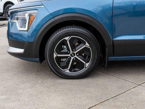 Certified 2025 Kia Niro EX image 27