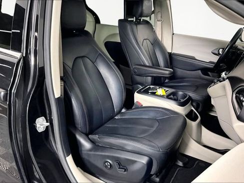 Used 2020 Chrysler Pacifica Touring-L Plus image 28