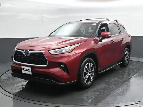Used 2024 Toyota Highlander XLE image 8