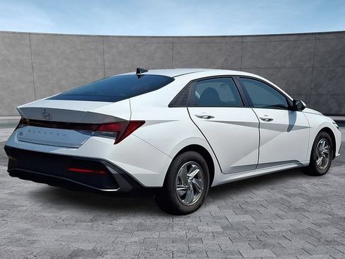 Certified 2025 Hyundai Elantra SE w/ Cargo Package FWD image 2