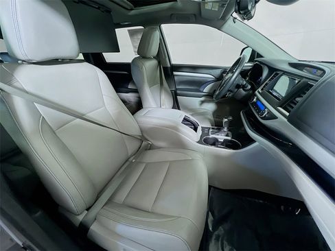Used 2018 Toyota Highlander XLE w/ Carpet Mat Package (TMS) image 27