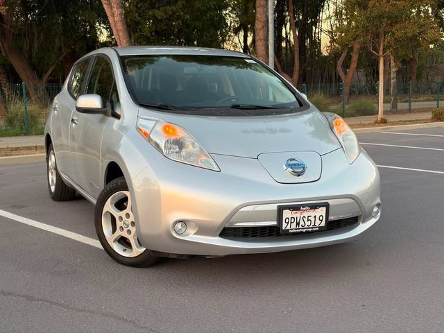 Used 2015 Nissan Leaf SV w/ Premium Package FWD image 4