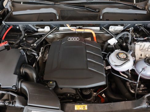Used 2024 Audi Q5 e Premium w/ Convenience Package image 4