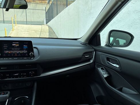Used 2025 Nissan Rogue SV FWD image 37