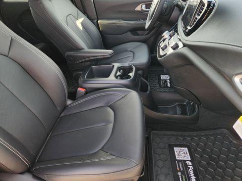 New 2026 Chrysler Pacifica Select image 11