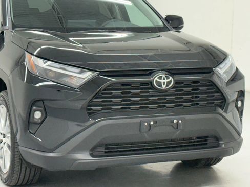 Used 2022 Toyota RAV4 XLE Premium image 9