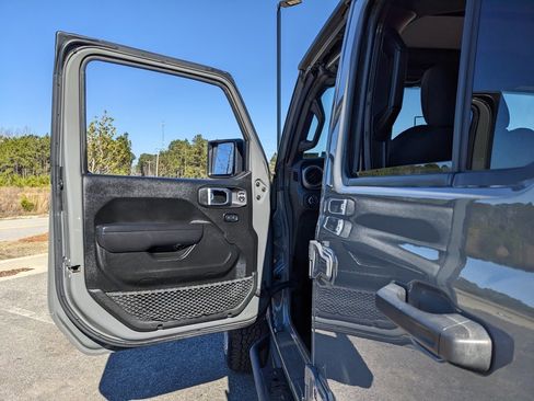 Certified 2022 Jeep Gladiator Willys image 53