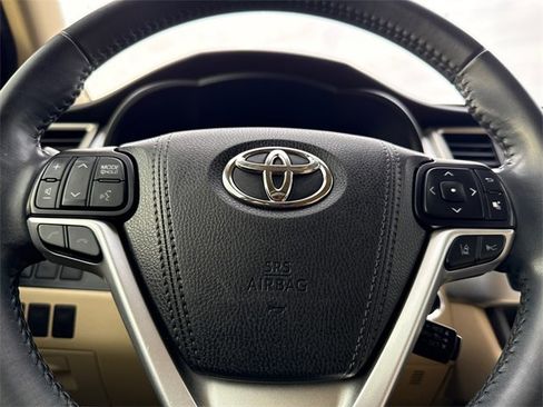 Used 2019 Toyota Highlander XLE image 30