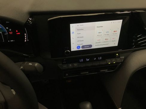 Used 2025 Toyota Camry SE AWD/4WD image 7