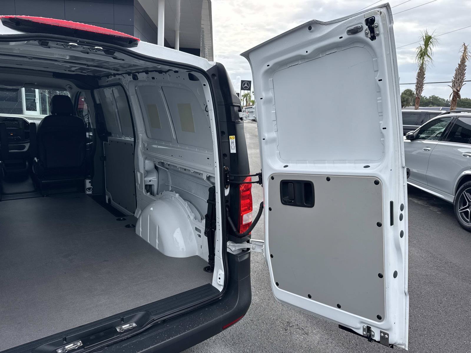 Used 2023 Mercedes-Benz Metris image 14