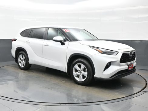 Used 2024 Toyota Highlander LE AWD/4WD image 8
