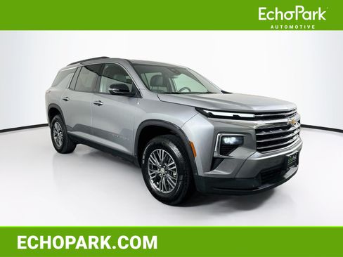 Used 2025 Chevrolet Traverse LT FWD image 1