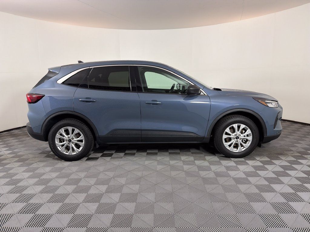 Used 2023 Ford Escape Active w/ Tech Pack #1 AWD/4WD image 2