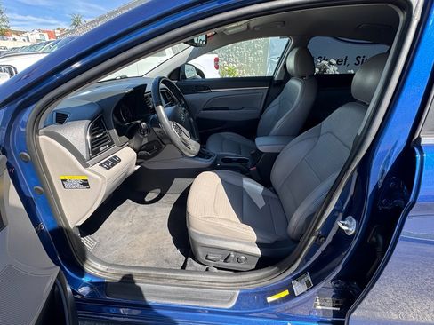 Used 2017 Hyundai Elantra Limited image 13
