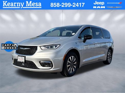 Used 2024 Chrysler Pacifica Select image 4