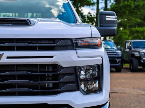 Used 2024 Chevrolet Silverado 2500 Custom w/ Custom Convenience Package AWD/4WD image 5