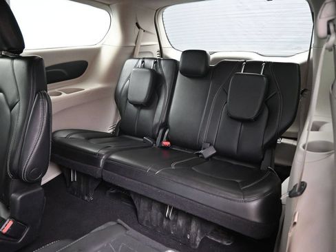 Used 2023 Chrysler Pacifica Touring-L FWD image 26