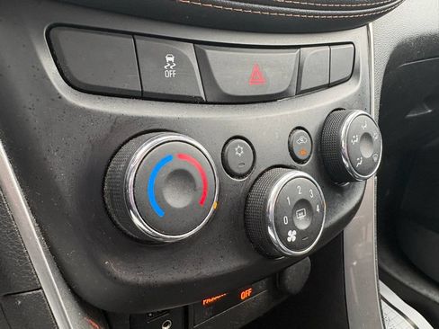 Used 2019 Chevrolet Trax LT w/ LT Convenience Package FWD image 26